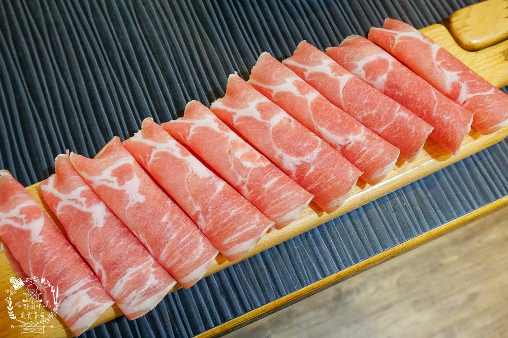 高雄五鮮級平價鍋物|仁武超人氣火鍋!仁雄路上屹立不搖的火鍋店!17盎司肉盤澎湃驚人!