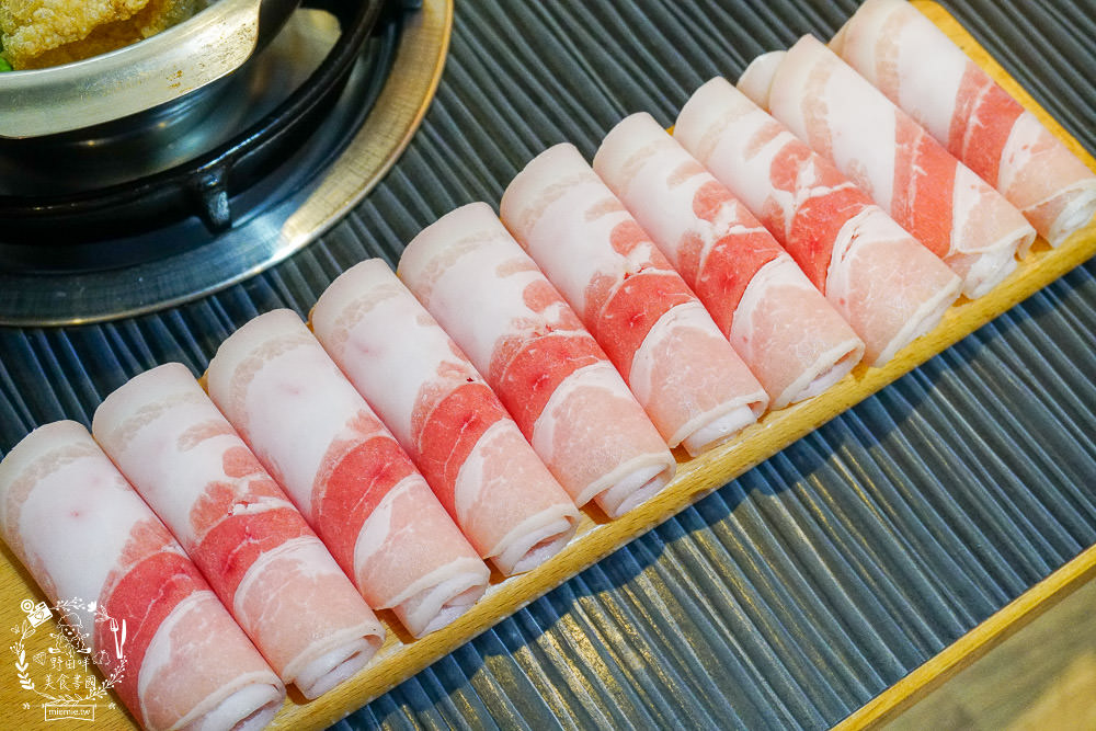 高雄五鮮級平價鍋物|仁武超人氣火鍋!仁雄路上屹立不搖的火鍋店!17盎司肉盤澎湃驚人!