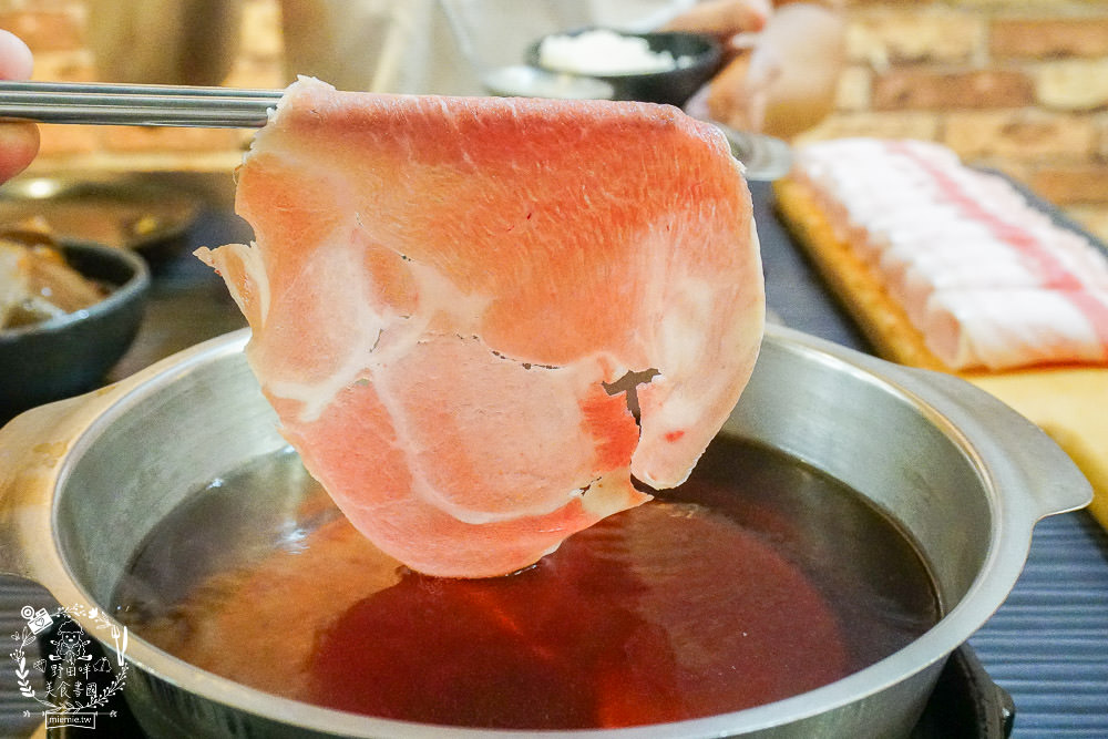 高雄五鮮級平價鍋物|仁武超人氣火鍋!仁雄路上屹立不搖的火鍋店!17盎司肉盤澎湃驚人!