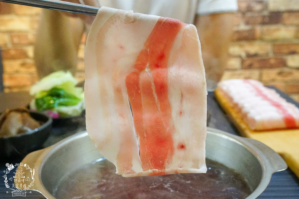 高雄五鮮級平價鍋物|仁武超人氣火鍋!仁雄路上屹立不搖的火鍋店!17盎司肉盤澎湃驚人!