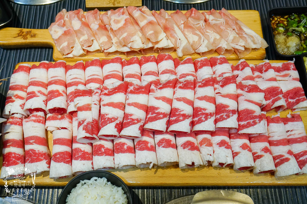 高雄五鮮級平價鍋物|仁武超人氣火鍋!仁雄路上屹立不搖的火鍋店!17盎司肉盤澎湃驚人!