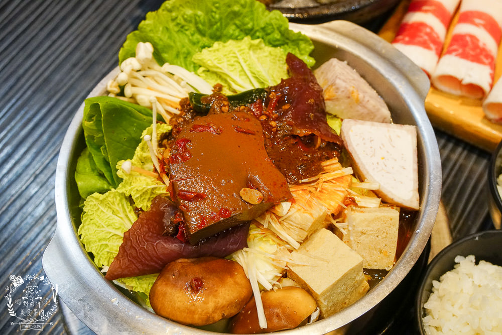 高雄五鮮級平價鍋物|仁武超人氣火鍋!仁雄路上屹立不搖的火鍋店!17盎司肉盤澎湃驚人!