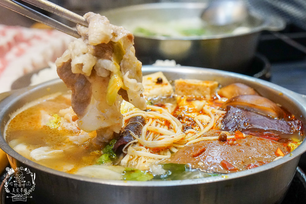 高雄五鮮級平價鍋物|仁武超人氣火鍋!仁雄路上屹立不搖的火鍋店!17盎司肉盤澎湃驚人!