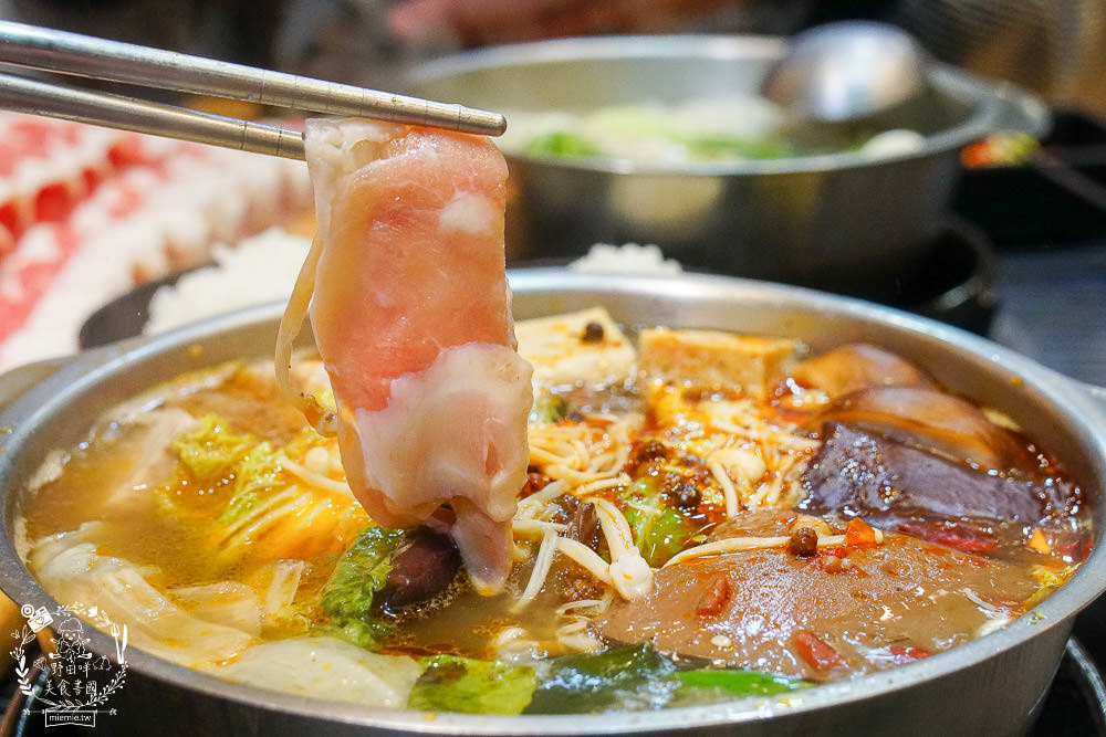 高雄五鮮級平價鍋物|仁武超人氣火鍋!仁雄路上屹立不搖的火鍋店!17盎司肉盤澎湃驚人!