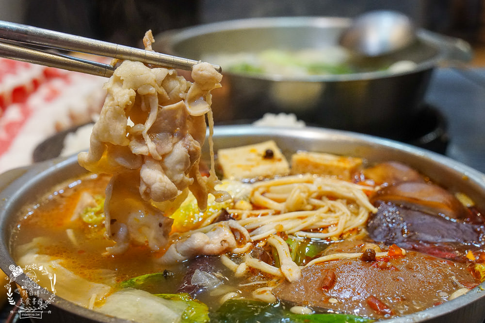 高雄五鮮級平價鍋物|仁武超人氣火鍋!仁雄路上屹立不搖的火鍋店!17盎司肉盤澎湃驚人!