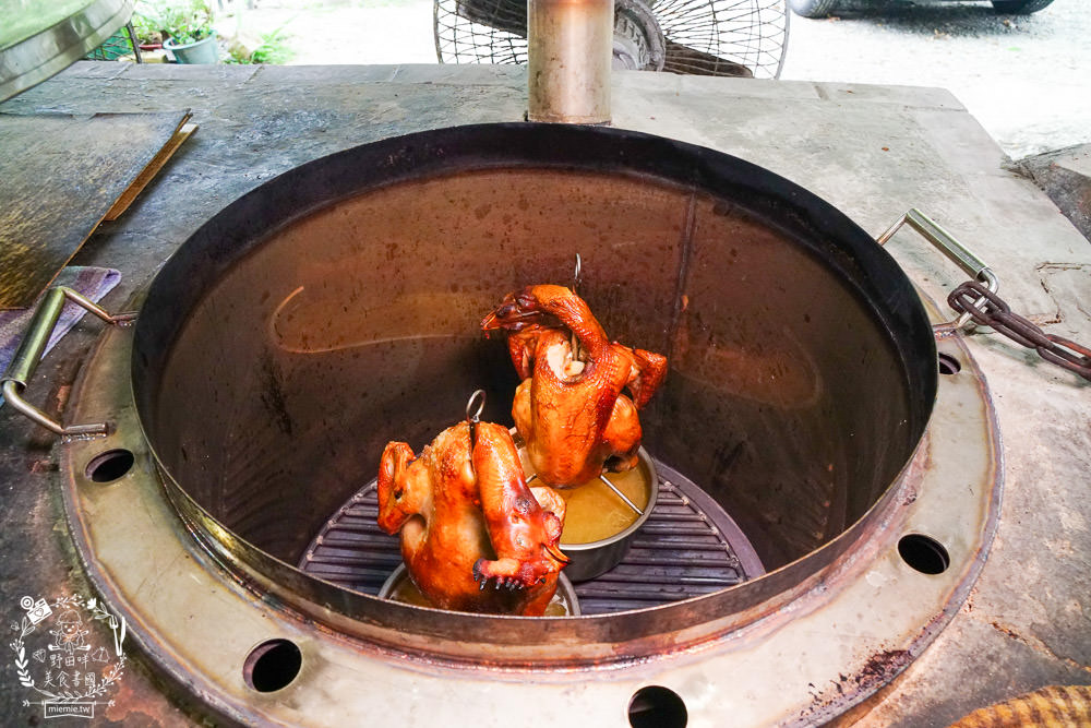 台南關子嶺甕仔雞推薦[仙嶺甕缸雞]每天現宰溫體雞肥美出爐!烤雞包覆滿滿的蒜頭與茄苳葉?