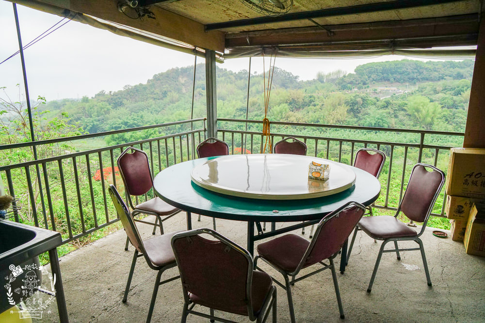 台南關子嶺甕仔雞推薦[仙嶺甕缸雞]每天現宰溫體雞肥美出爐!烤雞包覆滿滿的蒜頭與茄苳葉?