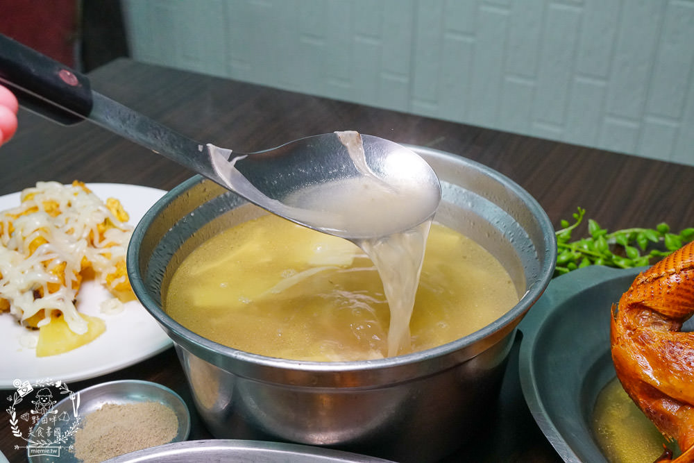 台南關子嶺甕仔雞推薦[仙嶺甕缸雞]每天現宰溫體雞肥美出爐!烤雞包覆滿滿的蒜頭與茄苳葉?