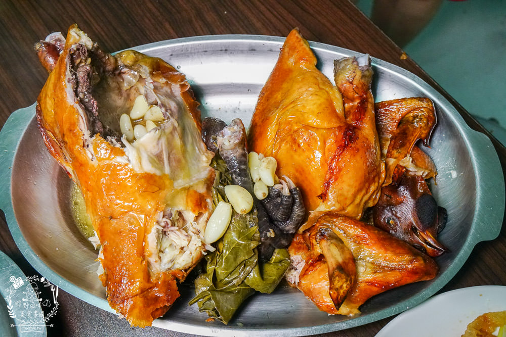 台南關子嶺甕仔雞推薦[仙嶺甕缸雞]每天現宰溫體雞肥美出爐!烤雞包覆滿滿的蒜頭與茄苳葉?