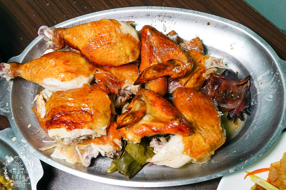 台南關子嶺甕仔雞推薦[仙嶺甕缸雞]每天現宰溫體雞肥美出爐!烤雞包覆滿滿的蒜頭與茄苳葉?