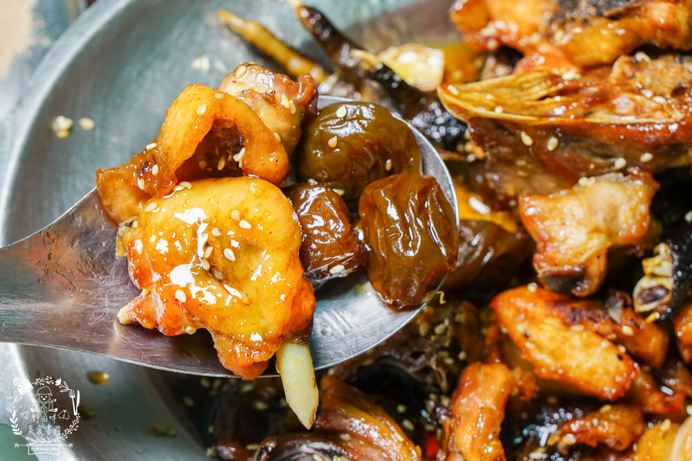 台南關子嶺甕仔雞推薦[仙嶺甕缸雞]每天現宰溫體雞肥美出爐!烤雞包覆滿滿的蒜頭與茄苳葉?