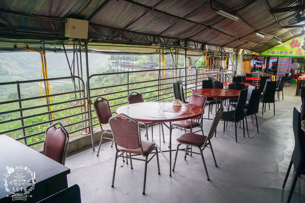 台南關子嶺甕仔雞推薦[仙嶺甕缸雞]每天現宰溫體雞肥美出爐!烤雞包覆滿滿的蒜頭與茄苳葉?