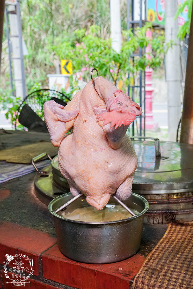 台南關子嶺甕仔雞推薦[仙嶺甕缸雞]每天現宰溫體雞肥美出爐!烤雞包覆滿滿的蒜頭與茄苳葉?