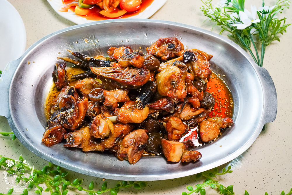 台南關子嶺甕仔雞推薦[仙嶺甕缸雞]每天現宰溫體雞肥美出爐!烤雞包覆滿滿的蒜頭與茄苳葉?