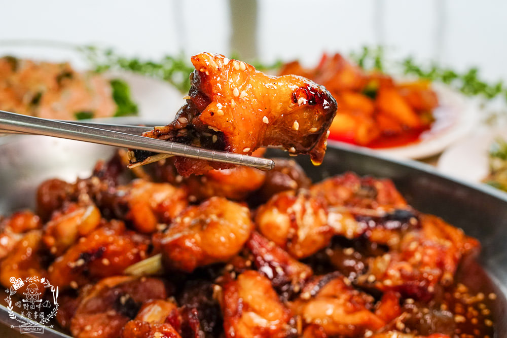 台南關子嶺甕仔雞推薦[仙嶺甕缸雞]每天現宰溫體雞肥美出爐!烤雞包覆滿滿的蒜頭與茄苳葉?