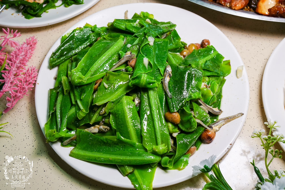 台南關子嶺甕仔雞推薦[仙嶺甕缸雞]每天現宰溫體雞肥美出爐!烤雞包覆滿滿的蒜頭與茄苳葉?