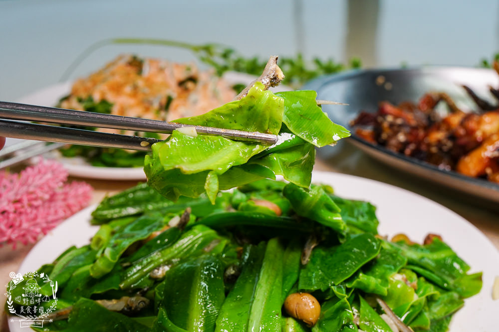 台南關子嶺甕仔雞推薦[仙嶺甕缸雞]每天現宰溫體雞肥美出爐!烤雞包覆滿滿的蒜頭與茄苳葉?