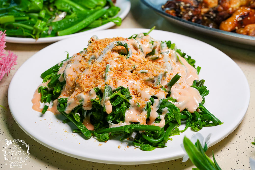 台南關子嶺甕仔雞推薦[仙嶺甕缸雞]每天現宰溫體雞肥美出爐!烤雞包覆滿滿的蒜頭與茄苳葉?