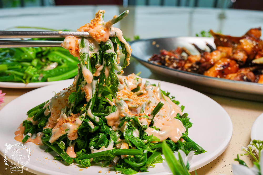 台南關子嶺甕仔雞推薦[仙嶺甕缸雞]每天現宰溫體雞肥美出爐!烤雞包覆滿滿的蒜頭與茄苳葉?