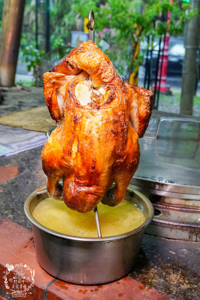 台南關子嶺甕仔雞推薦[仙嶺甕缸雞]每天現宰溫體雞肥美出爐!烤雞包覆滿滿的蒜頭與茄苳葉?