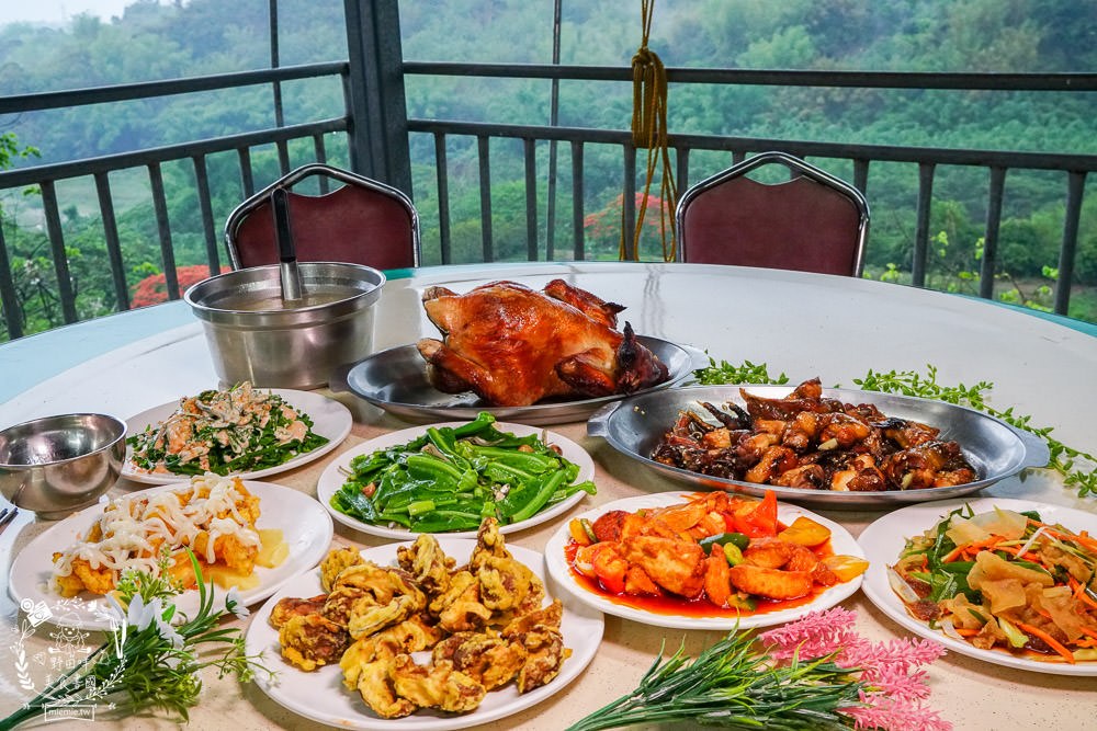 台南關子嶺甕仔雞推薦[仙嶺甕缸雞]每天現宰溫體雞肥美出爐!烤雞包覆滿滿的蒜頭與茄苳葉?