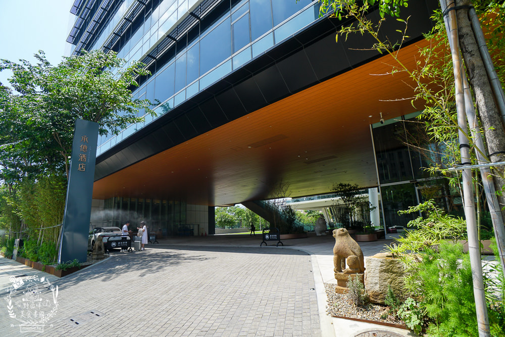 高雄[休想上班創意咖啡廳]壯觀書牆與復古裝潢的超人氣書店咖啡廳?多種創意咖啡滋味超獨樹一幟der~