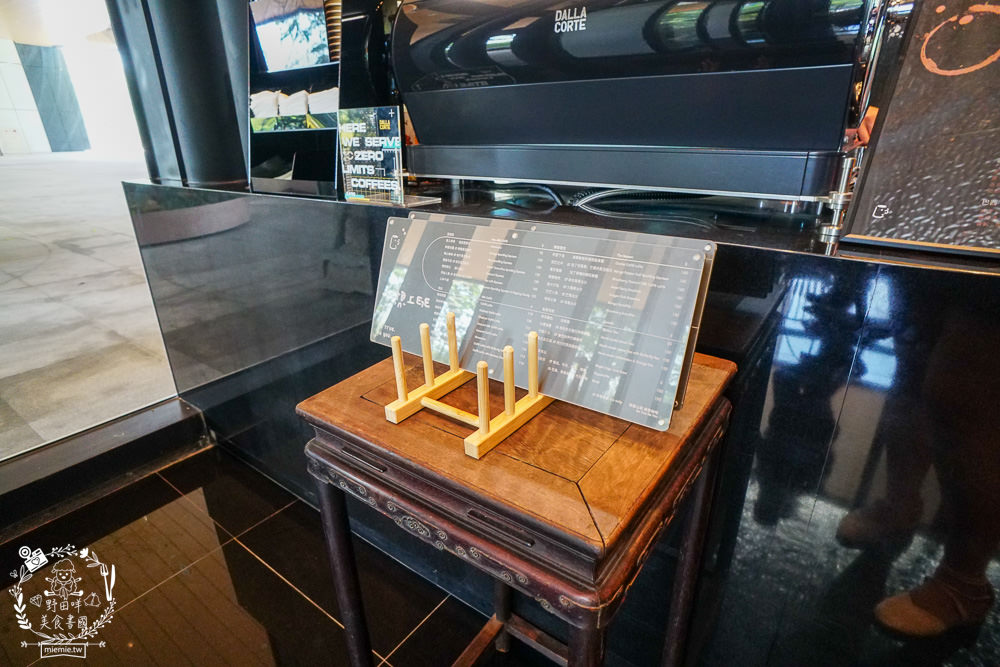 高雄[休想上班創意咖啡廳]壯觀書牆與復古裝潢的超人氣書店咖啡廳?多種創意咖啡滋味超獨樹一幟der~