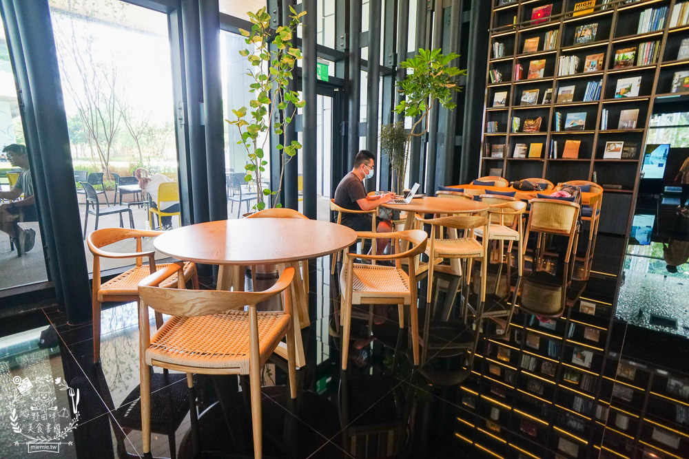 高雄[休想上班創意咖啡廳]壯觀書牆與復古裝潢的超人氣書店咖啡廳?多種創意咖啡滋味超獨樹一幟der~