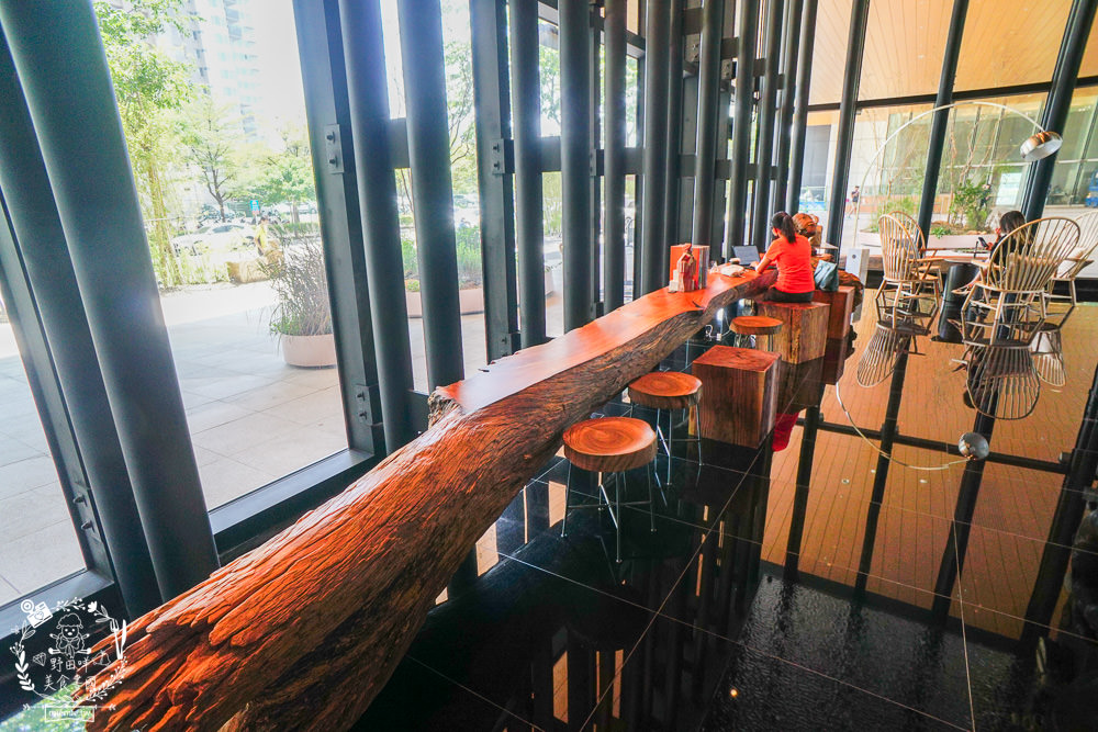 高雄[休想上班創意咖啡廳]壯觀書牆與復古裝潢的超人氣書店咖啡廳?多種創意咖啡滋味超獨樹一幟der~