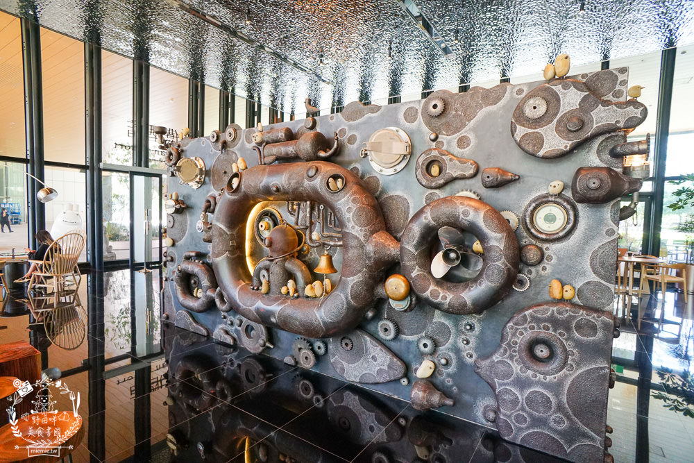 高雄[休想上班創意咖啡廳]壯觀書牆與復古裝潢的超人氣書店咖啡廳?多種創意咖啡滋味超獨樹一幟der~