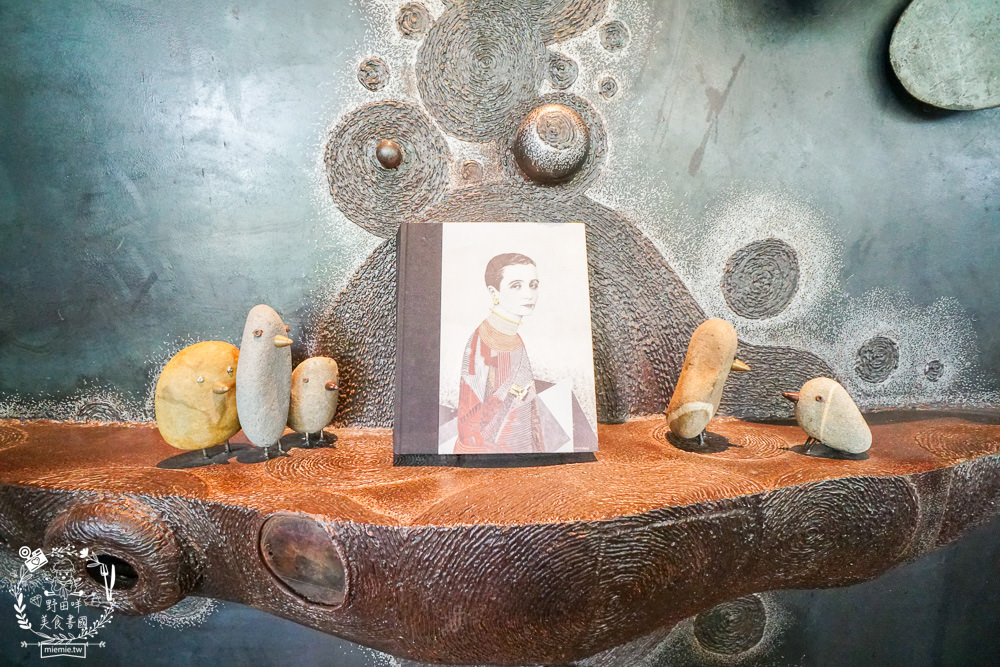 高雄[休想上班創意咖啡廳]壯觀書牆與復古裝潢的超人氣書店咖啡廳?多種創意咖啡滋味超獨樹一幟der~