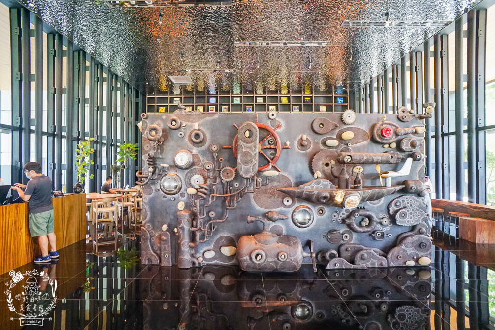 高雄[休想上班創意咖啡廳]壯觀書牆與復古裝潢的超人氣書店咖啡廳?多種創意咖啡滋味超獨樹一幟der~