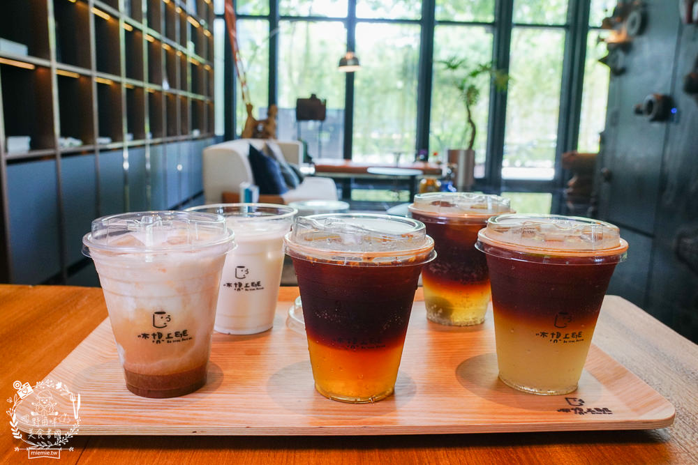 高雄[休想上班創意咖啡廳]壯觀書牆與復古裝潢的超人氣書店咖啡廳?多種創意咖啡滋味超獨樹一幟der~