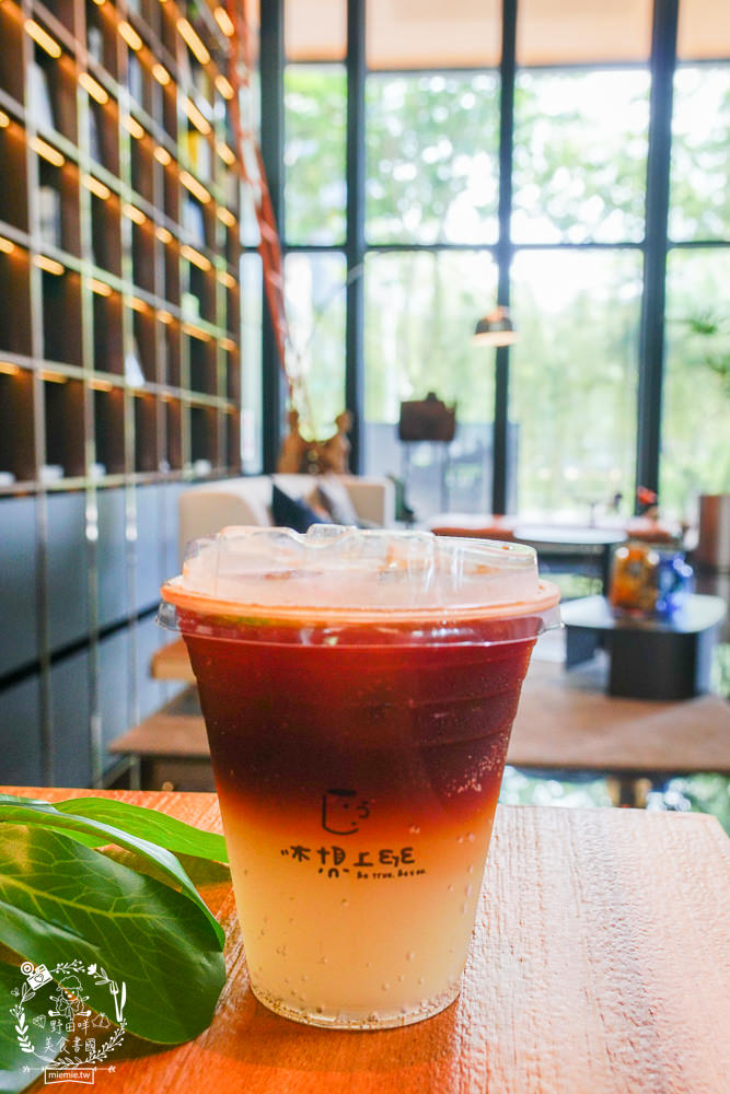 高雄[休想上班創意咖啡廳]壯觀書牆與復古裝潢的超人氣書店咖啡廳?多種創意咖啡滋味超獨樹一幟der~