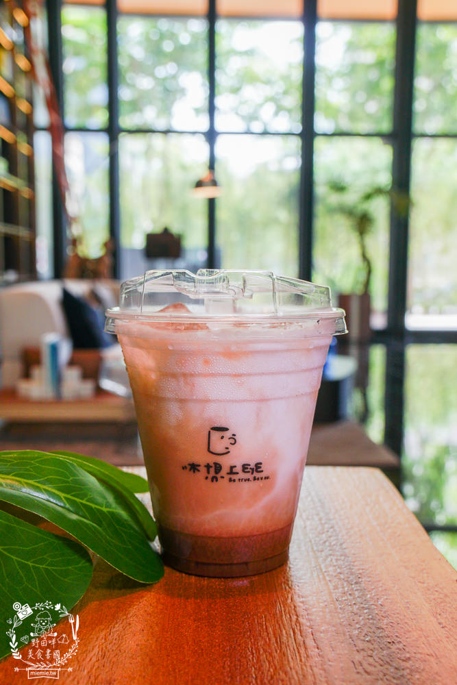 高雄[休想上班創意咖啡廳]壯觀書牆與復古裝潢的超人氣書店咖啡廳?多種創意咖啡滋味超獨樹一幟der~