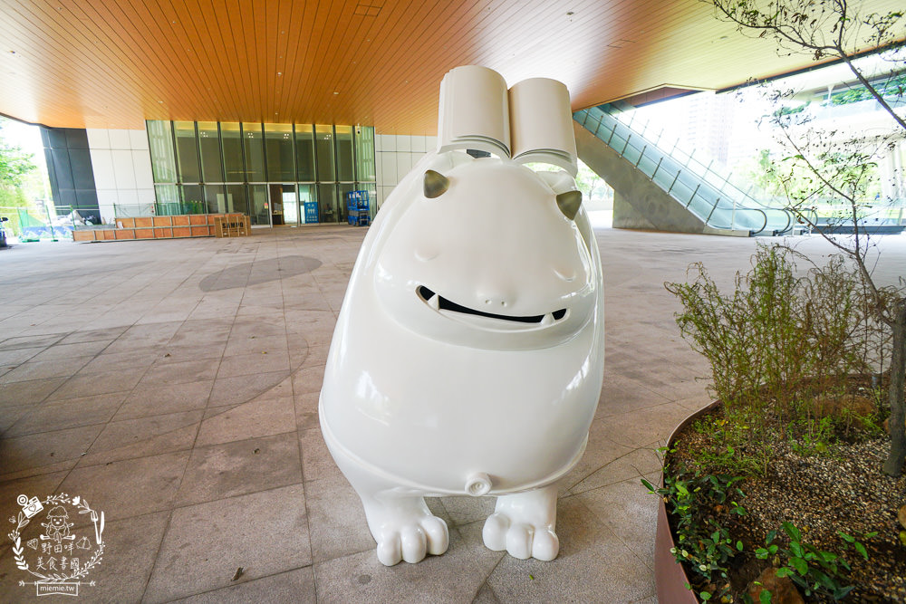 高雄[休想上班創意咖啡廳]壯觀書牆與復古裝潢的超人氣書店咖啡廳?多種創意咖啡滋味超獨樹一幟der~