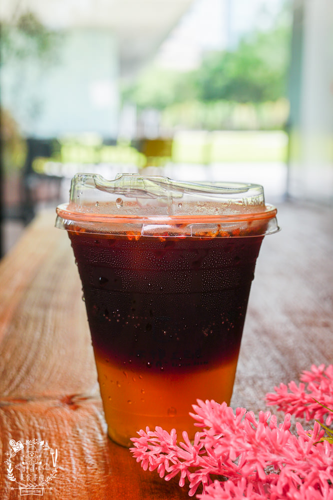 高雄[休想上班創意咖啡廳]壯觀書牆與復古裝潢的超人氣書店咖啡廳?多種創意咖啡滋味超獨樹一幟der~