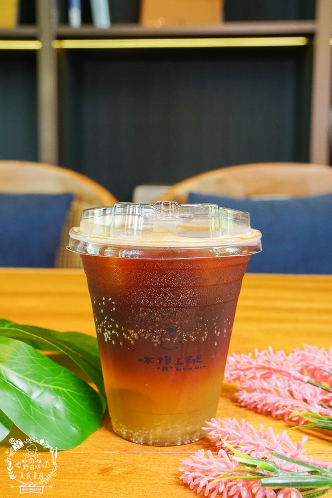 高雄[休想上班創意咖啡廳]壯觀書牆與復古裝潢的超人氣書店咖啡廳?多種創意咖啡滋味超獨樹一幟der~