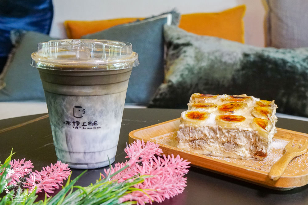 高雄[休想上班創意咖啡廳]壯觀書牆與復古裝潢的超人氣書店咖啡廳?多種創意咖啡滋味超獨樹一幟der~