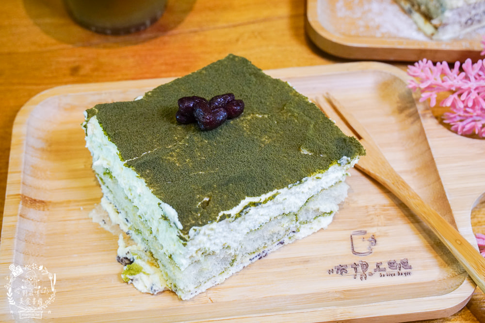 高雄[休想上班創意咖啡廳]壯觀書牆與復古裝潢的超人氣書店咖啡廳?多種創意咖啡滋味超獨樹一幟der~