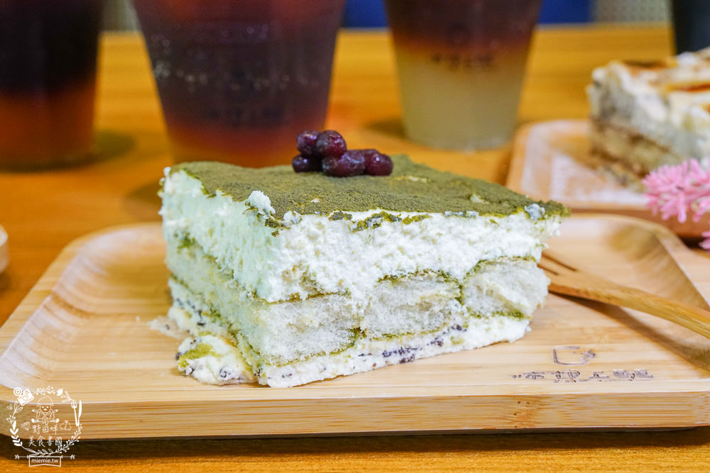 高雄[休想上班創意咖啡廳]壯觀書牆與復古裝潢的超人氣書店咖啡廳?多種創意咖啡滋味超獨樹一幟der~