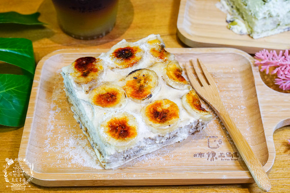 高雄[休想上班創意咖啡廳]壯觀書牆與復古裝潢的超人氣書店咖啡廳?多種創意咖啡滋味超獨樹一幟der~