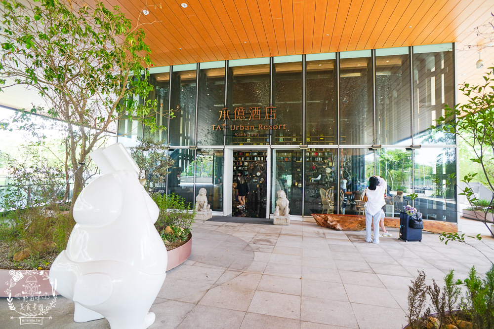 高雄[休想上班創意咖啡廳]壯觀書牆與復古裝潢的超人氣書店咖啡廳?多種創意咖啡滋味超獨樹一幟der~