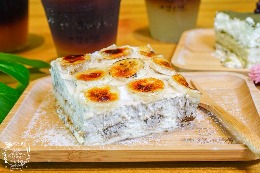 高雄[休想上班創意咖啡廳]壯觀書牆與復古裝潢的超人氣書店咖啡廳?多種創意咖啡滋味超獨樹一幟der~