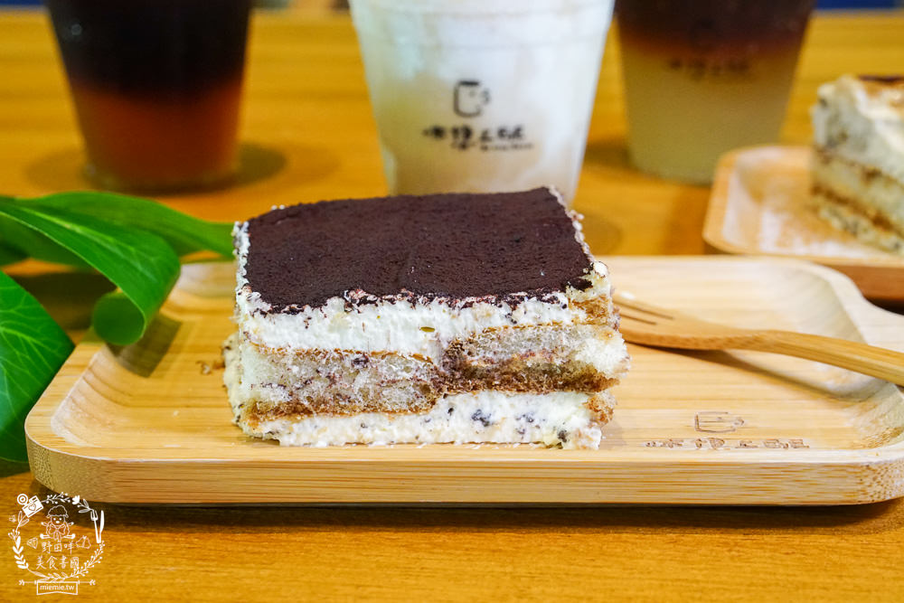 高雄[休想上班創意咖啡廳]壯觀書牆與復古裝潢的超人氣書店咖啡廳?多種創意咖啡滋味超獨樹一幟der~