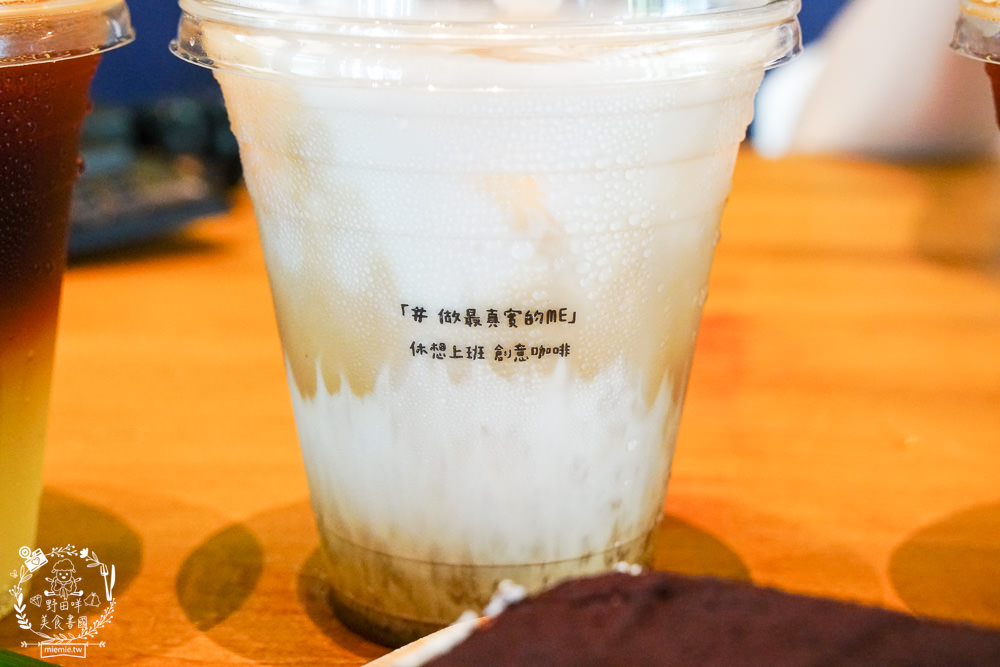 高雄[休想上班創意咖啡廳]壯觀書牆與復古裝潢的超人氣書店咖啡廳?多種創意咖啡滋味超獨樹一幟der~