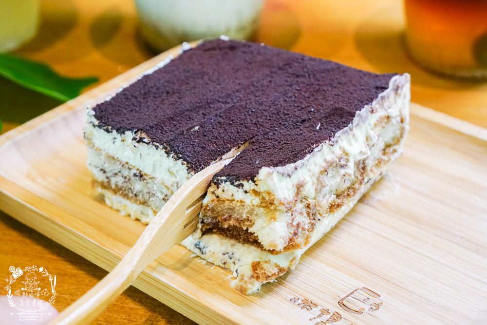 高雄[休想上班創意咖啡廳]壯觀書牆與復古裝潢的超人氣書店咖啡廳?多種創意咖啡滋味超獨樹一幟der~