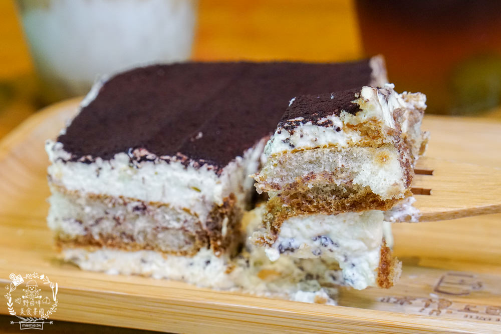 高雄[休想上班創意咖啡廳]壯觀書牆與復古裝潢的超人氣書店咖啡廳?多種創意咖啡滋味超獨樹一幟der~