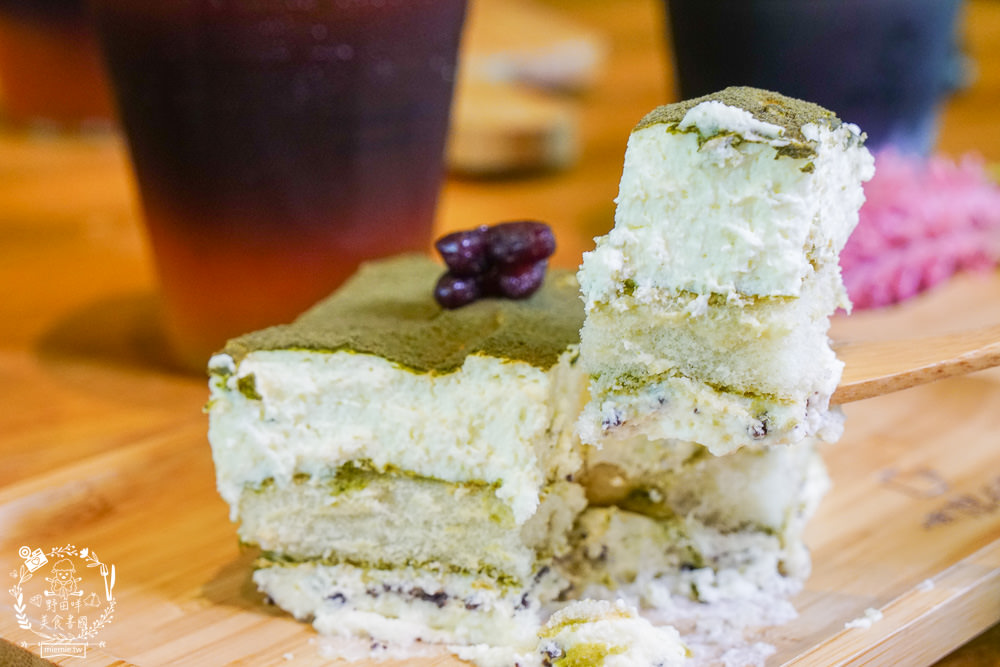 高雄[休想上班創意咖啡廳]壯觀書牆與復古裝潢的超人氣書店咖啡廳?多種創意咖啡滋味超獨樹一幟der~