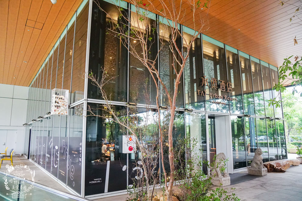 高雄[休想上班創意咖啡廳]壯觀書牆與復古裝潢的超人氣書店咖啡廳?多種創意咖啡滋味超獨樹一幟der~